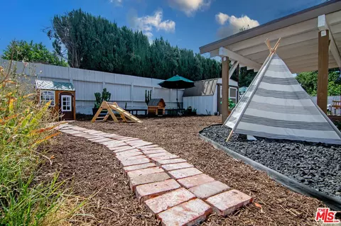Exterior - 8030 Hesperia Ave, Reseda, CA 91335 photo 7 of 7
