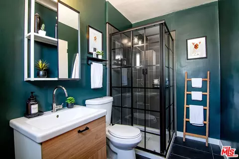 Bath - 8030 Hesperia Ave, Reseda, CA 91335 photo 1 of 3
