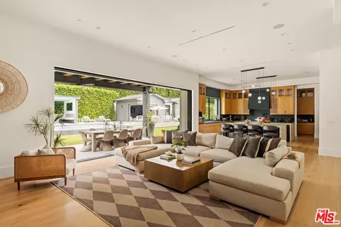 15321 Kingswood Ln, Sherman Oaks, CA 91403