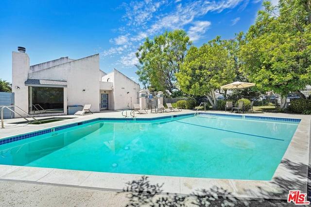 21333 Lassen St #8B, Chatsworth, CA 91311