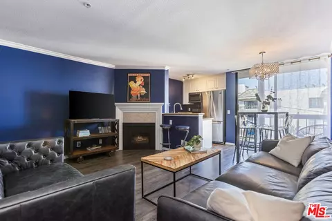 7320 Hawthorn Ave #215, Los Angeles, CA 90046