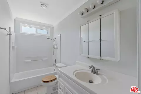 Bath - 64 Eagle Pt #34, Irvine, CA 92604 photo 1 of 1