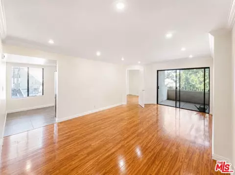 5009 Woodman Ave #202, Sherman Oaks, CA 91423