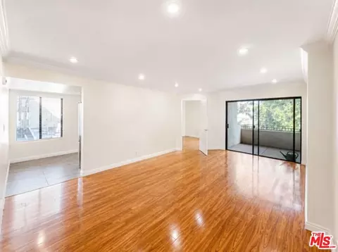 5009 Woodman Ave #202, Sherman Oaks, CA 91423