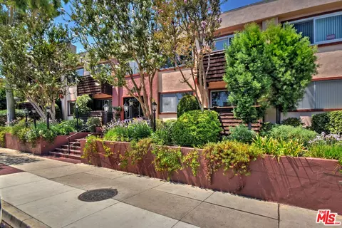5403 Newcastle Ave #19, Encino, CA 91316