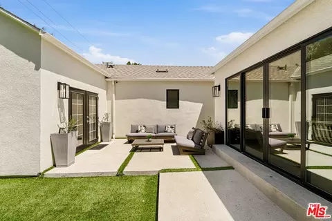 Exterior - 11357 Aqua Vista St, Studio City, CA 91602 photo 5 of 8