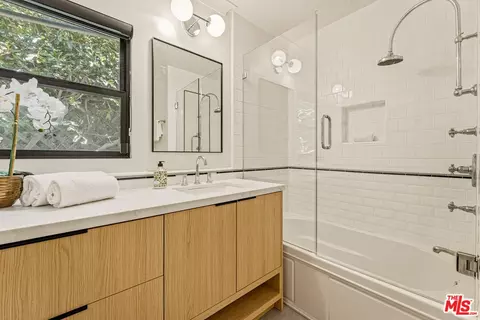 Bath - 11357 Aqua Vista St, Studio City, CA 91602 photo 3 of 4