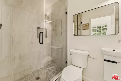 Bath - 11357 Aqua Vista St, Studio City, CA 91602 photo 4 of 4