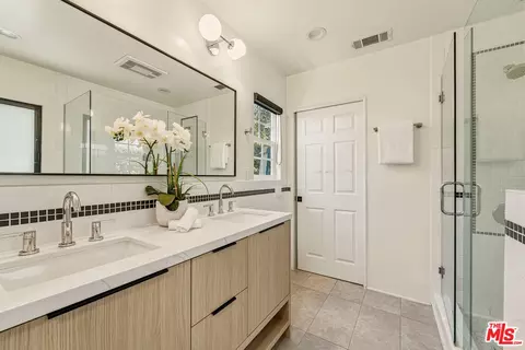 Bath - 11357 Aqua Vista St, Studio City, CA 91602 photo 2 of 4