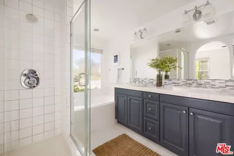 Bath - 886 Hemlock Ridge Ct, Simi Valley, CA 93065 photo 1 of 3