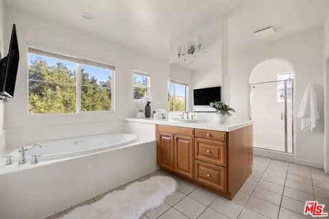 Bath - 886 Hemlock Ridge Ct, Simi Valley, CA 93065 photo 2 of 3