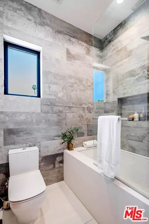 Bath - 4530 Libbit Ave, Encino, CA 91436 photo 9 of 9