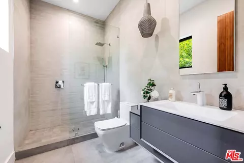 Bath - 4530 Libbit Ave, Encino, CA 91436 photo 4 of 9