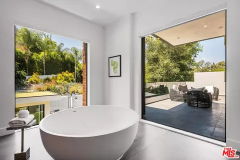 Bath - 4530 Libbit Ave, Encino, CA 91436 photo 7 of 9