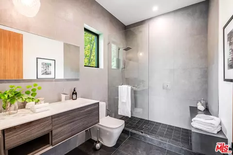 Bath - 4530 Libbit Ave, Encino, CA 91436 photo 3 of 9