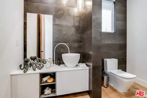 Bath - 4530 Libbit Ave, Encino, CA 91436 photo 1 of 9