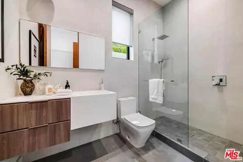 Bath - 4530 Libbit Ave, Encino, CA 91436 photo 2 of 9