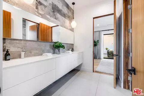 Bath - 4530 Libbit Ave, Encino, CA 91436 photo 8 of 9