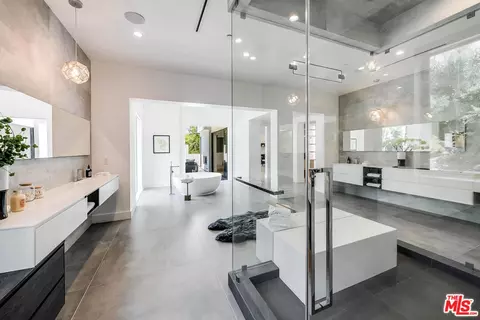 Bath - 4530 Libbit Ave, Encino, CA 91436 photo 6 of 9