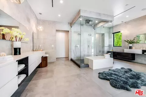 Bath - 4530 Libbit Ave, Encino, CA 91436 photo 5 of 9