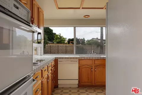 Kitchen - 3316 Loreta Ct, Camarillo, CA 93010 photo 2 of 2