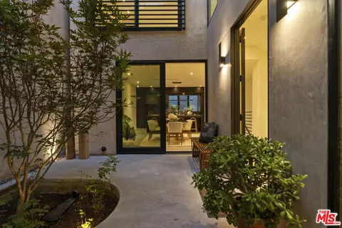 923 N Hilldale Ave, West Hollywood, CA 90069