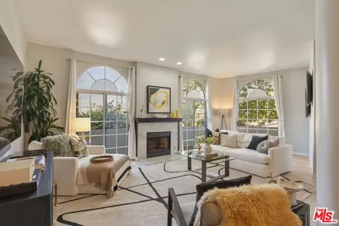 5848 W Olympic Blvd #102, Los Angeles, CA 90036
