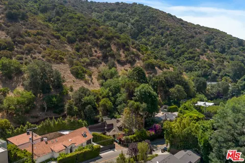 2030 Benedict Canyon Dr, Beverly Hills, CA 90210