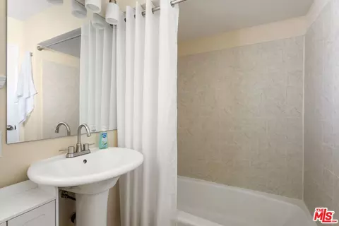Bath - 910 Thomas Ave, Redlands, CA 92374 photo 1 of 1