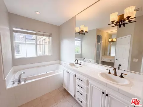 Bath - 48 Laurelhurst Dr, Ladera Ranch, CA 92694 photo 2 of 6