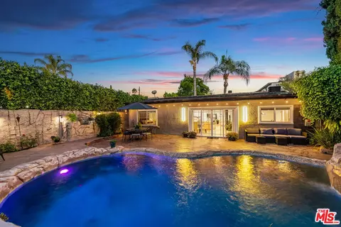 15237 Otsego St, Sherman Oaks, CA 91403
