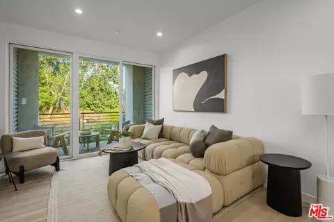 5851 Westside Crossing Ln, Los Angeles, CA 90034
