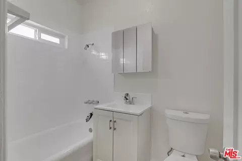 Bath - 1430 Elm Ave, Long Beach, CA 90813 photo 1 of 1
