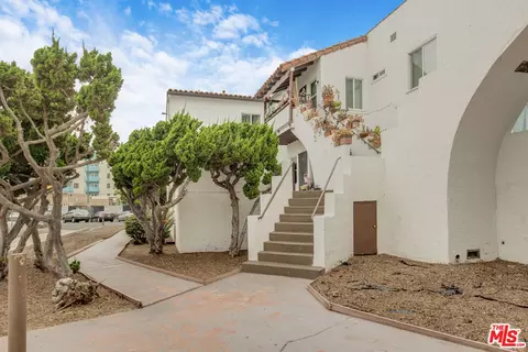 Exterior - 1430 Elm Ave, Long Beach, CA 90813 photo 7 of 10