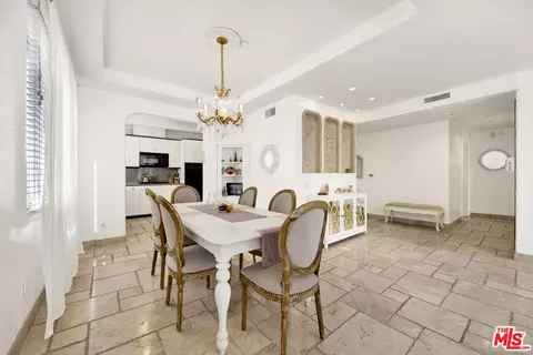 11952 Montana Ave #303, Los Angeles, CA 90049