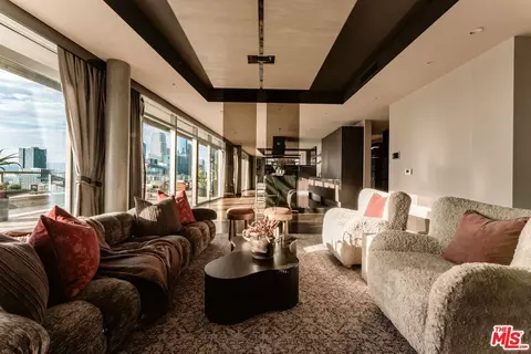 1155 S Grand Ave #2204, Los Angeles, CA 90015