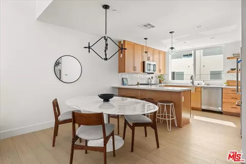 11212 W Victory Blvd #7, North Hollywood, CA 91606