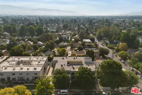 View/Area - 6590 Hazeltine Ave, Los Angeles, CA 91401 photo 2 of 9