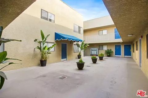 Exterior - 6590 Hazeltine Ave, Los Angeles, CA 91401 photo 7 of 12