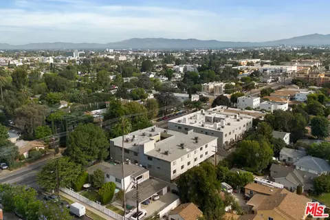 View/Area - 6590 Hazeltine Ave, Los Angeles, CA 91401 photo 5 of 9