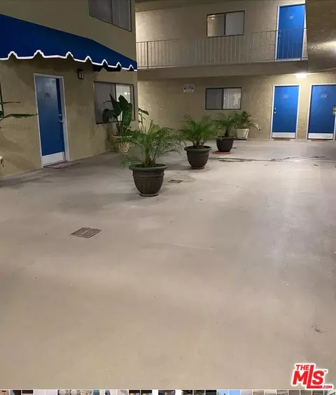 Exterior - 6590 Hazeltine Ave, Los Angeles, CA 91401 photo 6 of 12