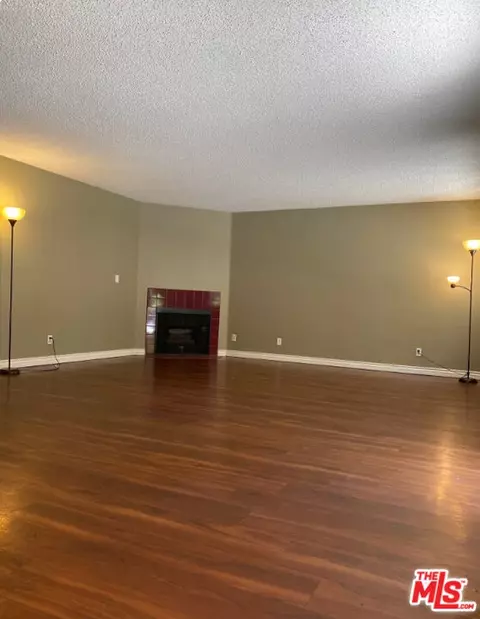 Living - 6590 Hazeltine Ave, Los Angeles, CA 91401 photo 3 of 4
