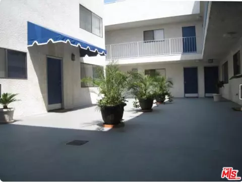 Exterior - 6590 Hazeltine Ave, Los Angeles, CA 91401 photo 5 of 12