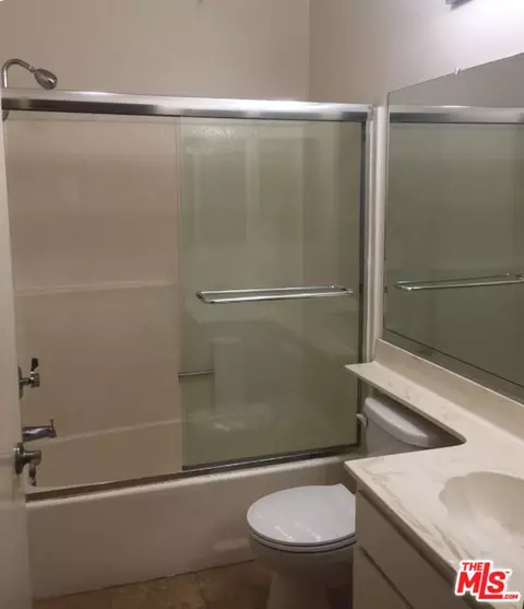 Bath - 6590 Hazeltine Ave, Los Angeles, CA 91401 photo 1 of 1