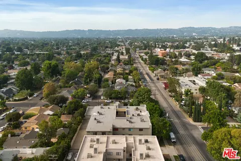 View/Area - 6590 Hazeltine Ave, Los Angeles, CA 91401 photo 8 of 9
