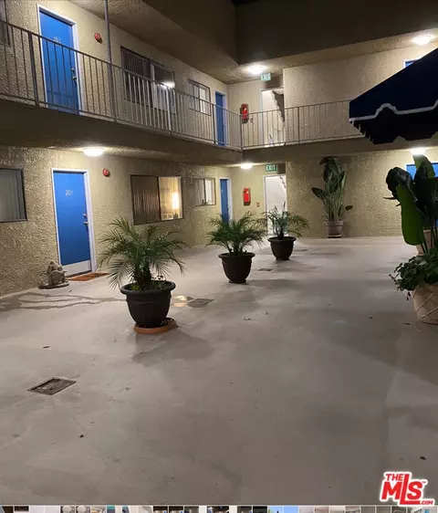 Exterior - 6590 Hazeltine Ave, Los Angeles, CA 91401 photo 4 of 12