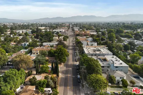 View/Area - 6590 Hazeltine Ave, Los Angeles, CA 91401 photo 4 of 9