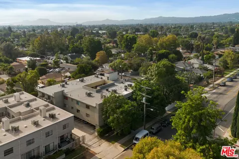 View/Area - 6590 Hazeltine Ave, Los Angeles, CA 91401 photo 1 of 9