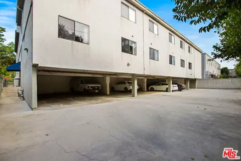 Exterior - 6590 Hazeltine Ave, Los Angeles, CA 91401 photo 8 of 12