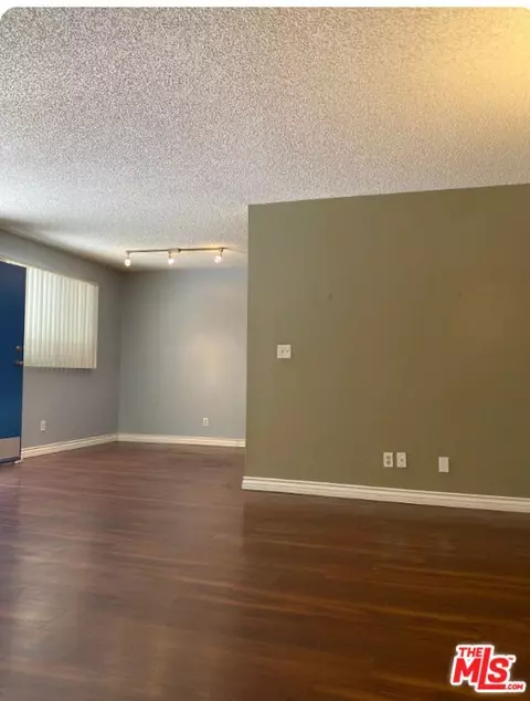 Living - 6590 Hazeltine Ave, Los Angeles, CA 91401 photo 2 of 4